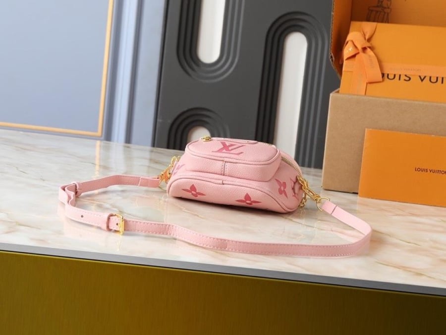 العنوان: شنطة كروس Louis Vuitton Pink Monogram بسلسلة ذهبية