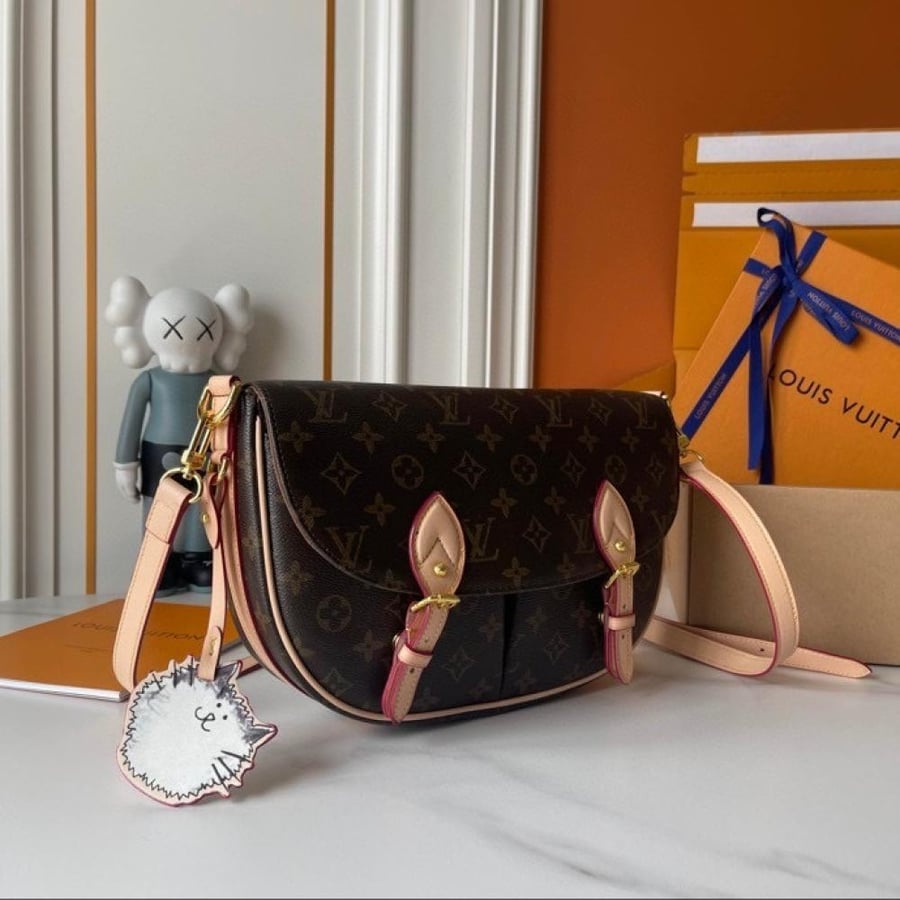 العنوان: شنطة كروس Louis Vuitton Brown Monogram بإبزيمين أماميين