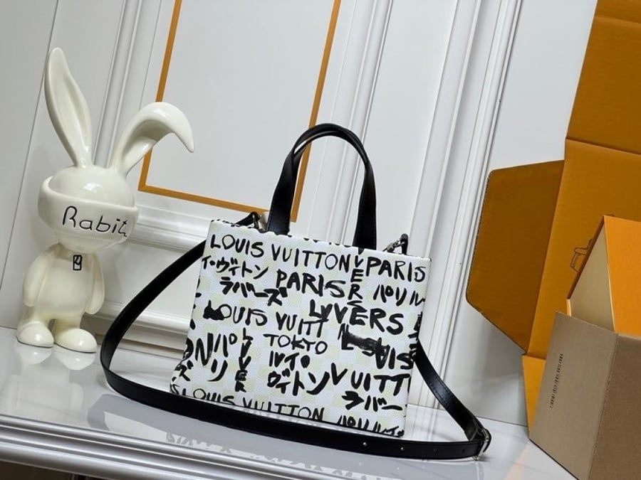 العنوان: شنطة يد Louis Vuitton Brown Monogram Tote Bag