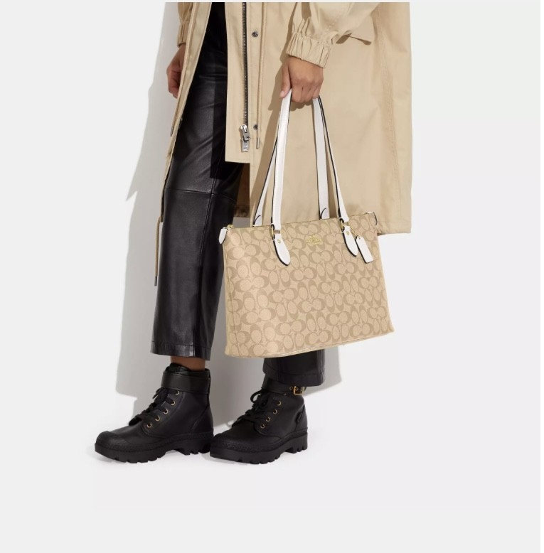Gallery Tote In Signature Canvas -Coach