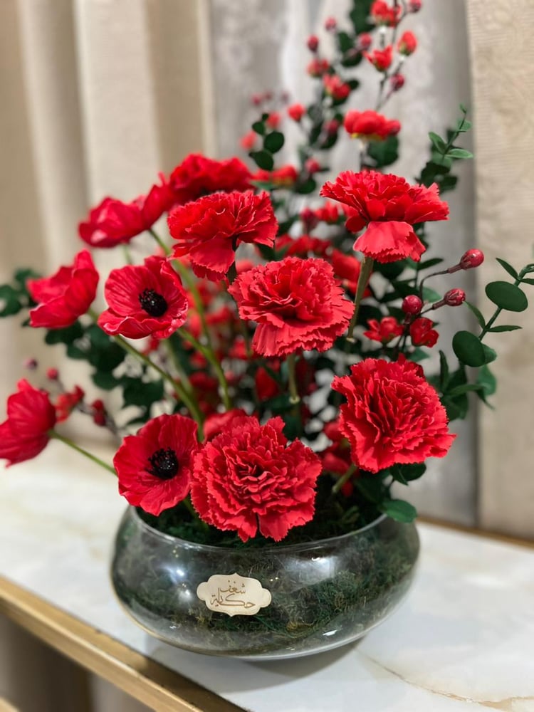 F65 زهور حمراء بفازة رفيعة كبيرة