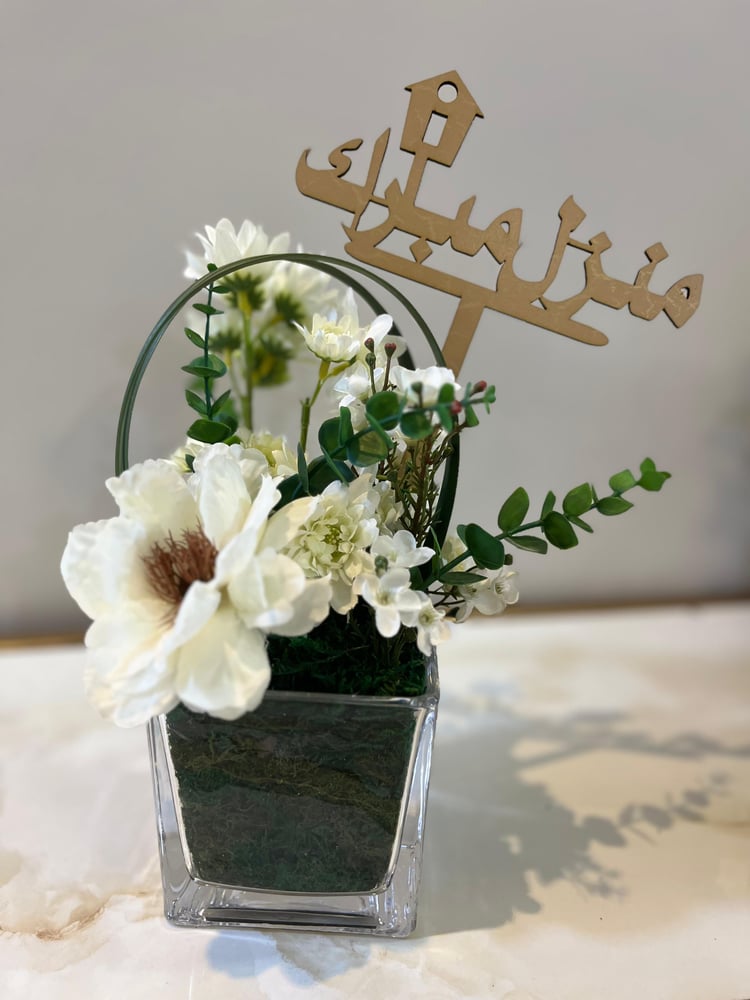 F41 زهور بيضاء بفازة زجاجية مربعة