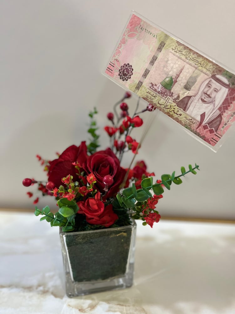 F40  زهور حمراء بفازة زجاجية مربعة