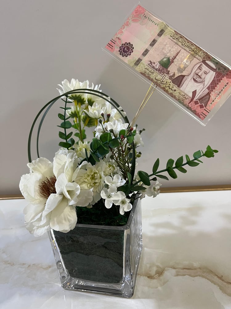 F41 زهور بيضاء بفازة زجاجية مربعة