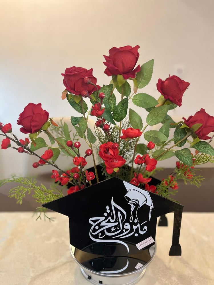 F103 قبعة تخرج من الأكريليك الأسود مزينة بأزهار حمراء