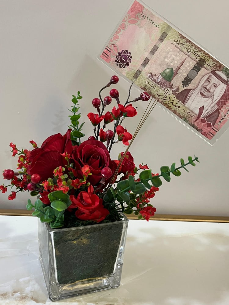 F40  زهور حمراء بفازة زجاجية مربعة