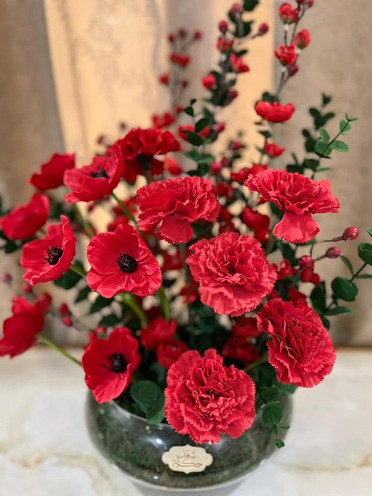 F65 زهور حمراء بفازة رفيعة كبيرة
