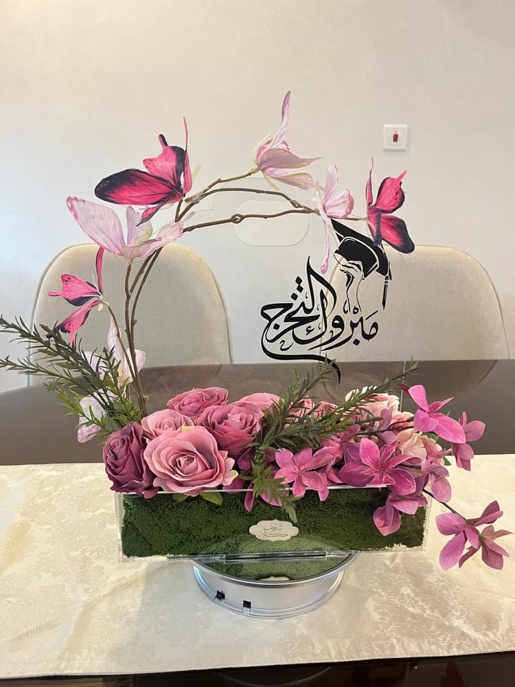 F104 زهور وردية في حامل أكريليك شفاف للتخرج