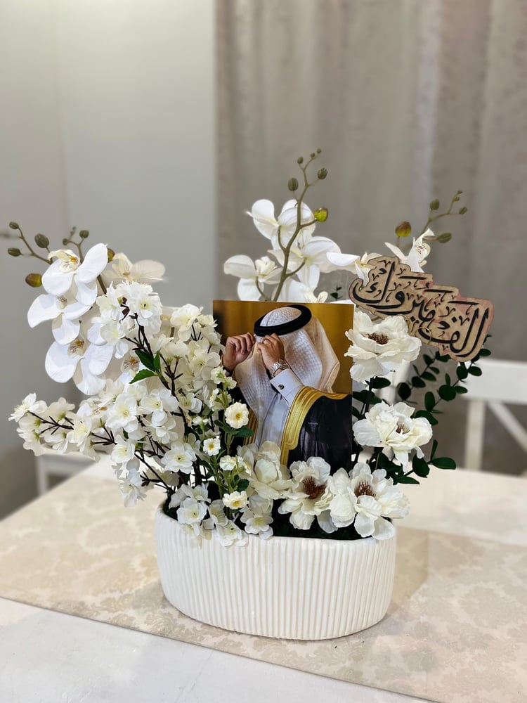 F61 زهور بيضاء في مزهرية سيراميك