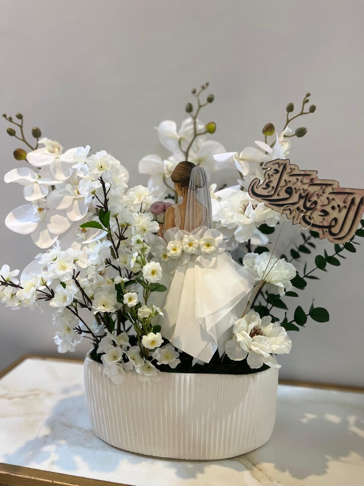 F49 فازة خزفية بيضاوية للعروس