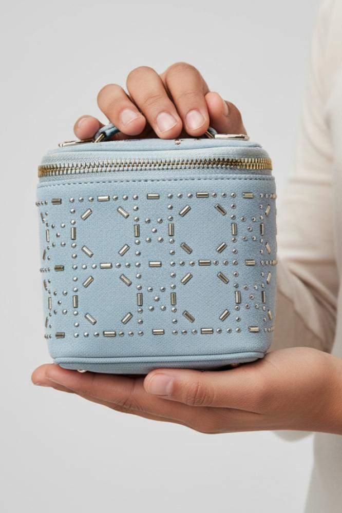 شنطة بناتية أنيقة بلون بيج مزينة بالاكسسوارات المعدنية
