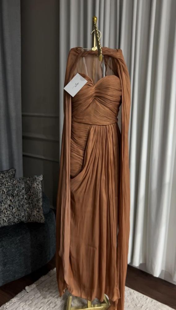 Crinkle dress with pleats and an additional shawl