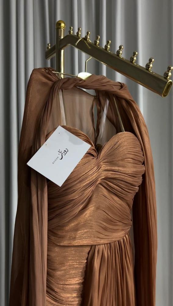 Crinkle dress with pleats and an additional shawl