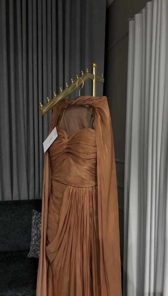 Crinkle dress with pleats and an additional shawl