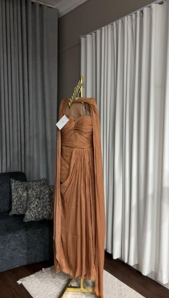 Crinkle dress with pleats and an additional shawl