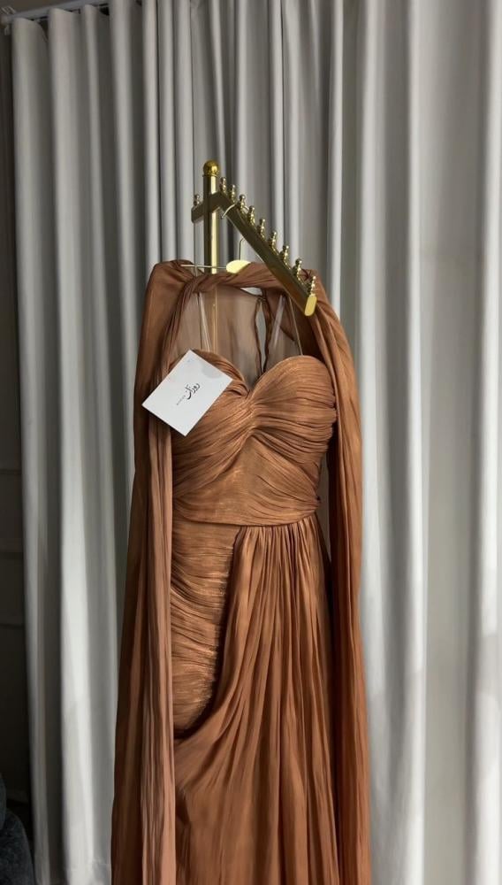 Crinkle dress with pleats and an additional shawl
