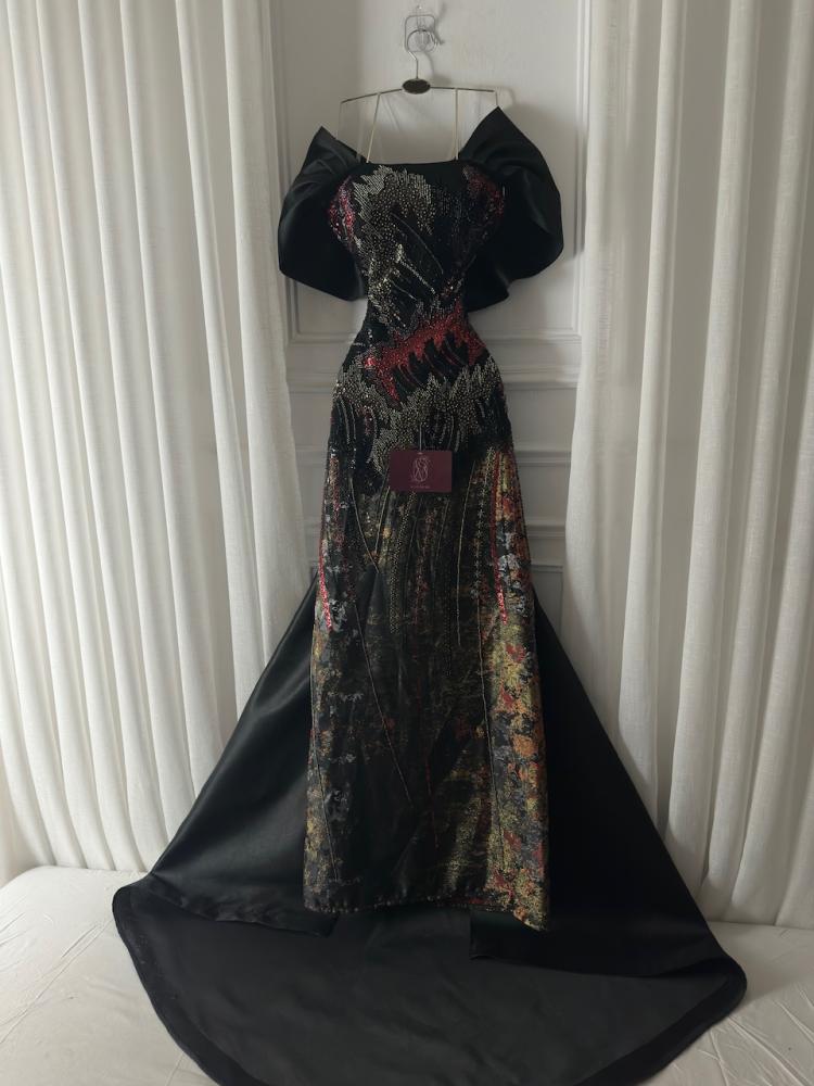Evening dress made of embroidered fabric with a bow at the back of Mechado fabric, with a coordinated design suitable for evening occasions