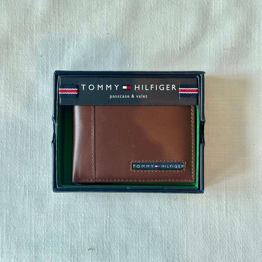 محفظة رجالية لون بني || tommy hilfiger