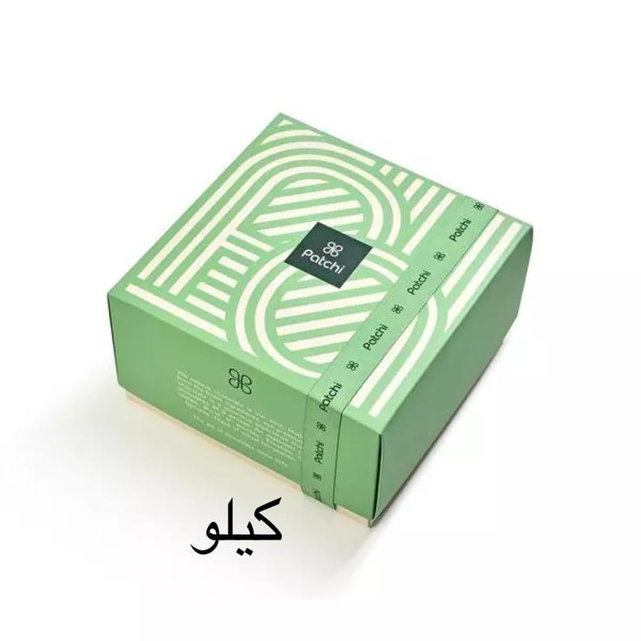 أُنس اللحظة – تنسيق ورد فاخر مع شوكولاتة وبطاقة إهداء