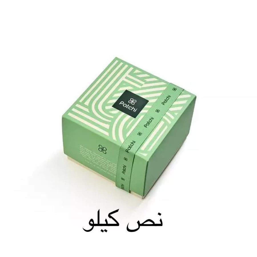 أُنس اللحظة – تنسيق ورد فاخر مع شوكولاتة وبطاقة إهداء