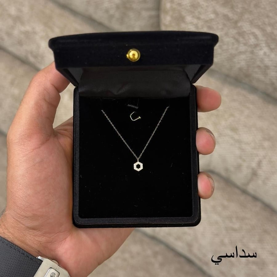 بوكيه ورد فاخر مع سلسال ذهب عيار 18 – هدية تجمع الأناقة والرقي