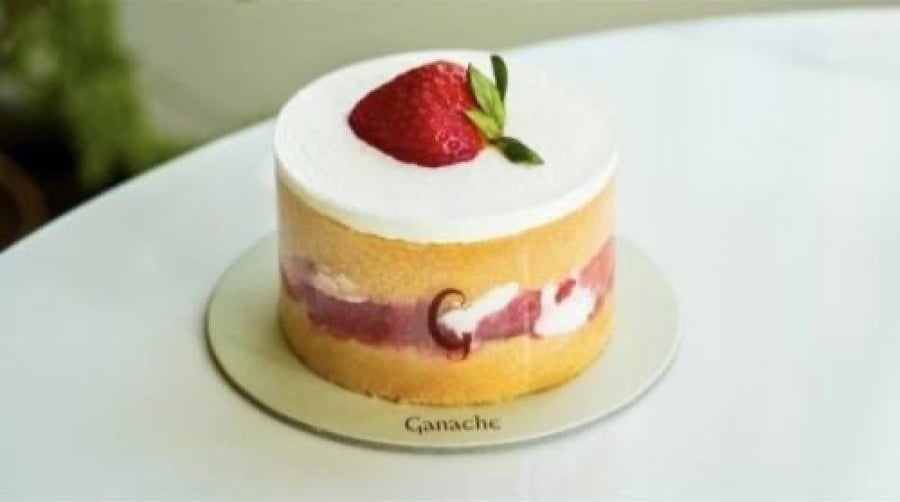 كيكة جاناش الفراولة || Strawberry Ganache Cake