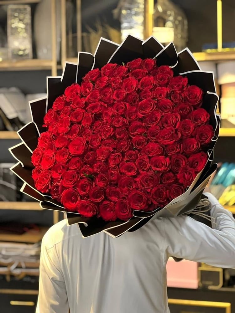 giant-red-rose-bouquet-black-white-edge