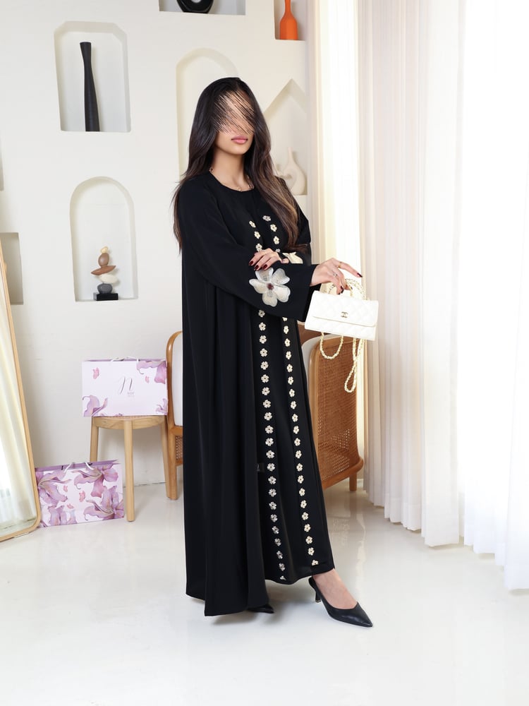 كريب ملكي بتطريز ورد بيج + طرحة