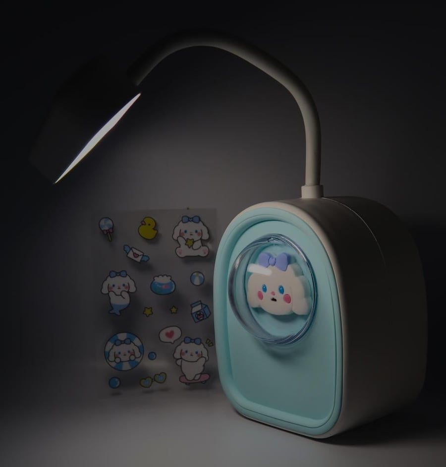 مصباح مكتبي على شكل cinnamoroll إبداعي قابلة للشحن مع مبراة قلم بالخلف + ملصق