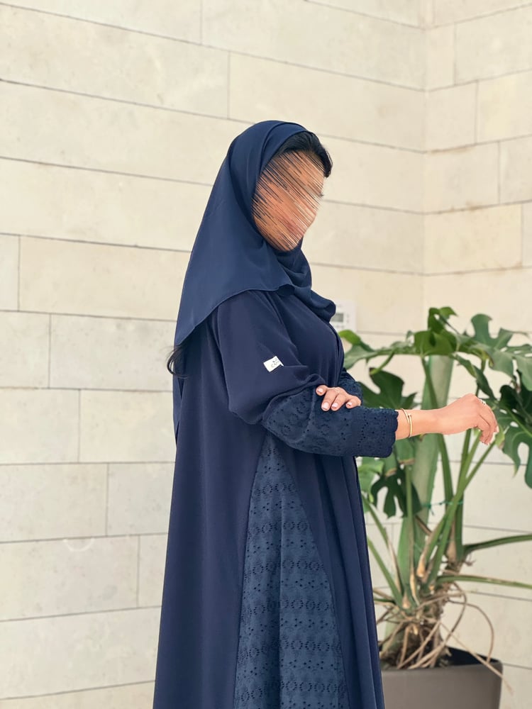 عباية C48  كريب كوري كحلي مع تدخيل تطريز كلوش