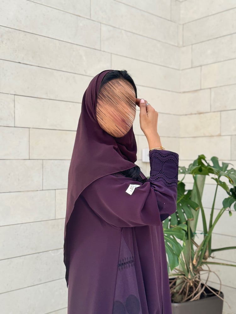 عباية C49 بنفسجي مع تدخيل قماش تطريز كلوش