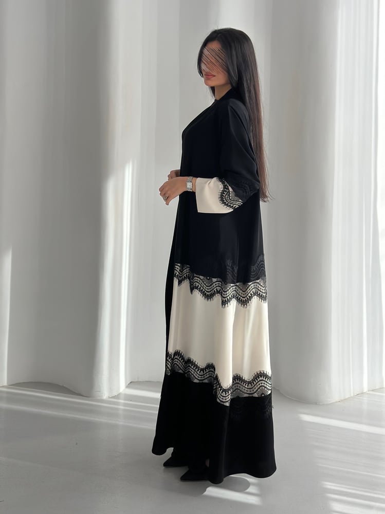 عباية C76 كريب رموش مع تدخيل دانتيل - نص كلوش