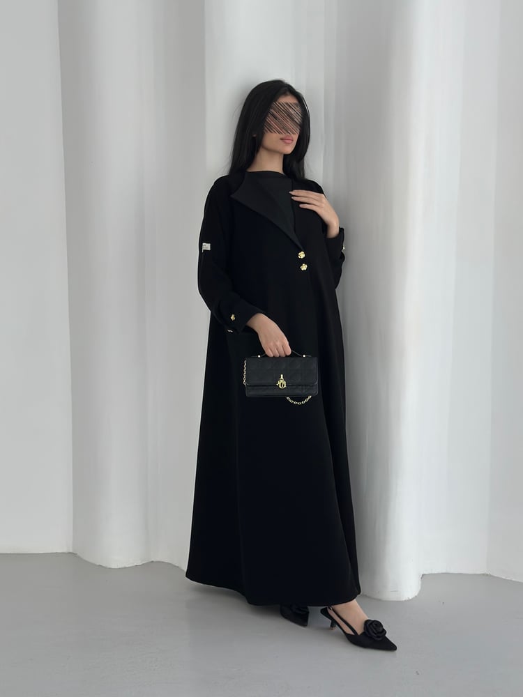 عباية C72 كريب اندونيسي مع أزرار ورد ذهبية - نص كلوش