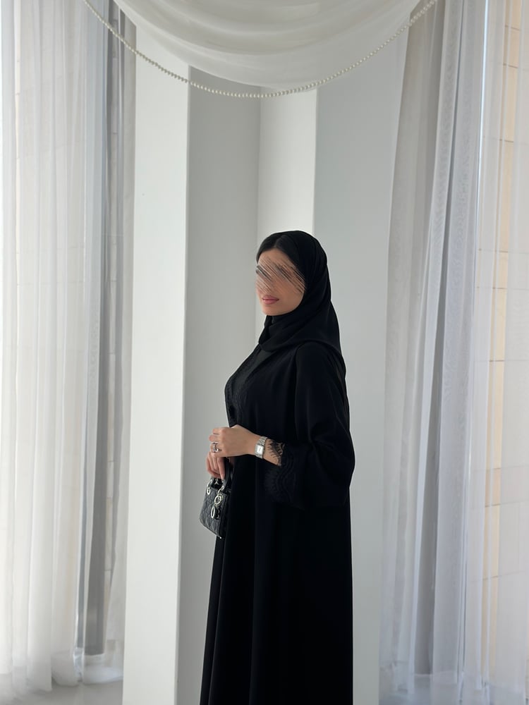عباية C74 كريب رموش مع تدخيل دانتيل من الأمام والأكمام - نص كلوش