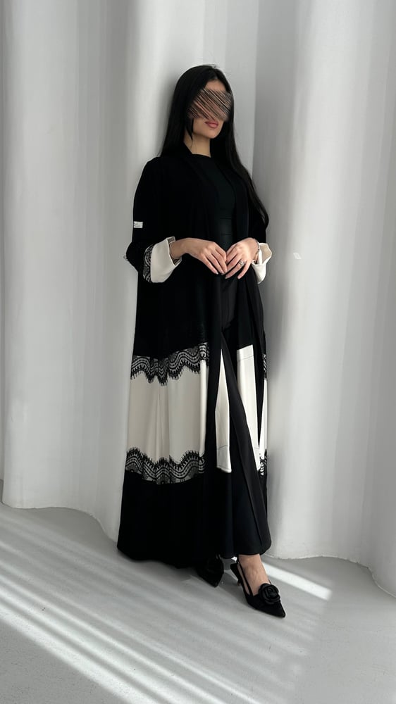 عباية C76 كريب رموش مع تدخيل دانتيل - نص كلوش