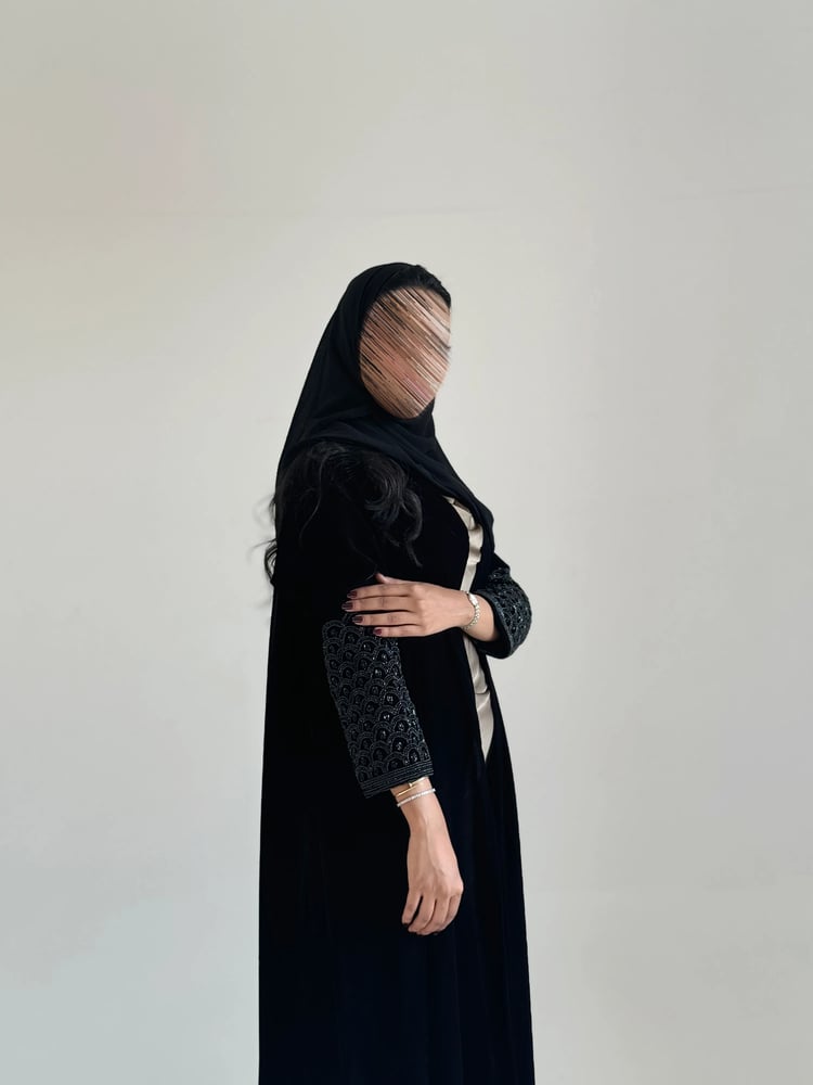 عباية مخمل C18 مع أكمام شك شتويه