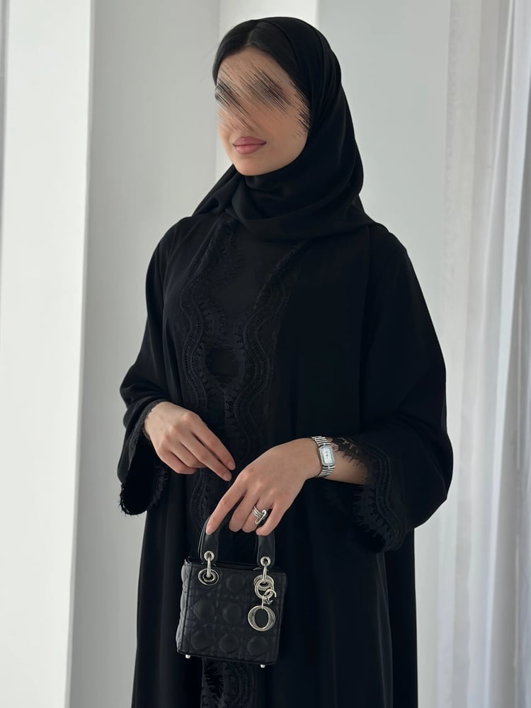 عباية C74 كريب رموش مع تدخيل دانتيل من الأمام والأكمام - نص كلوش