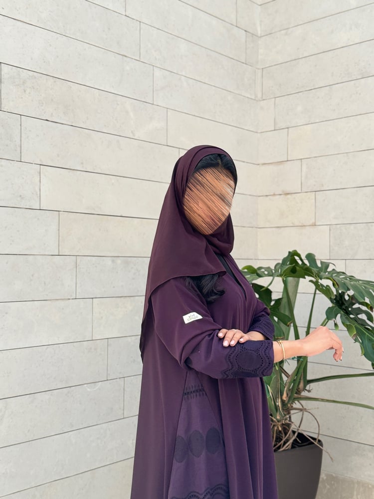 عباية C49 بنفسجي مع تدخيل قماش تطريز كلوش