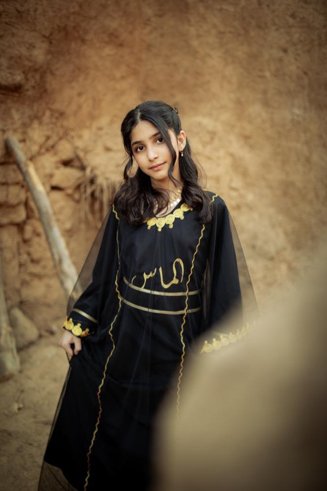 مسرح مع فستان اسود