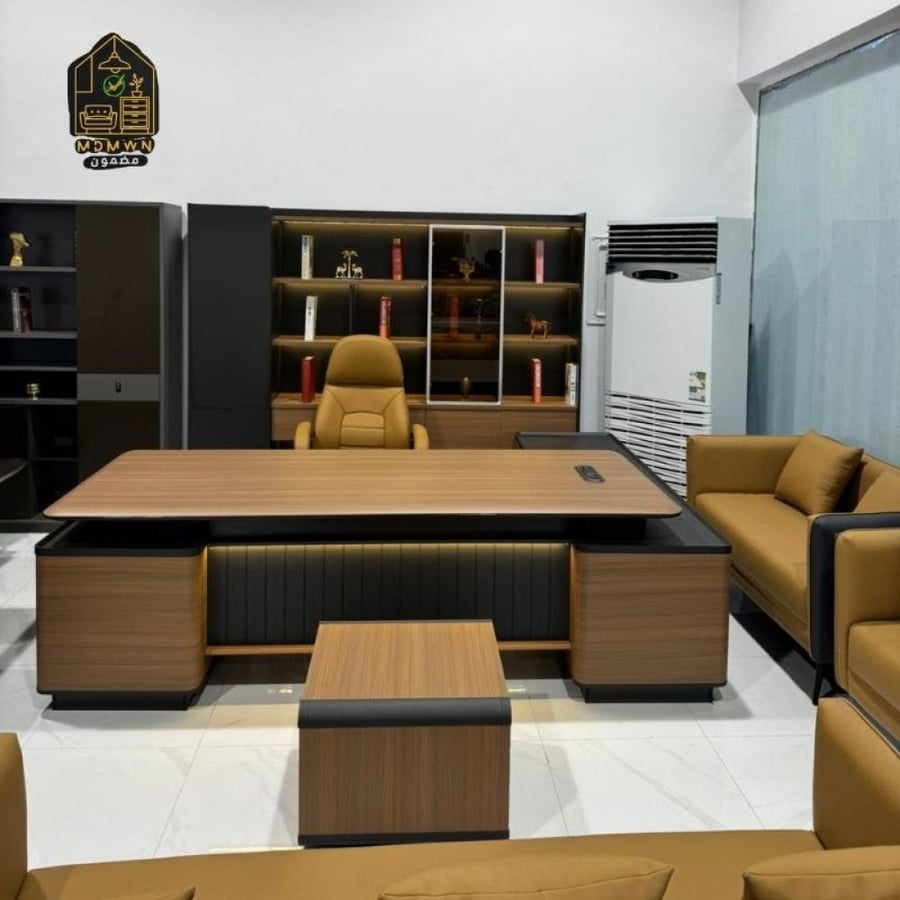 Multi-size executive desk set