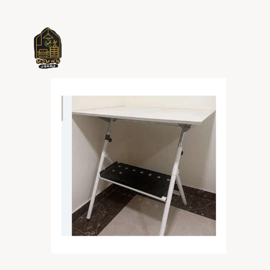 طاولة رسم هندسي بسطح أبيض ورف سفلي مع كرسي