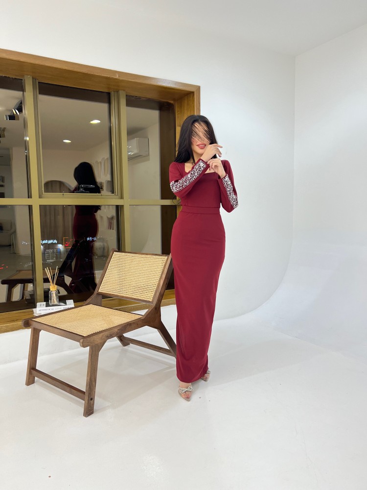 فستان احمر سيمبل مع تطريز على الأكمام