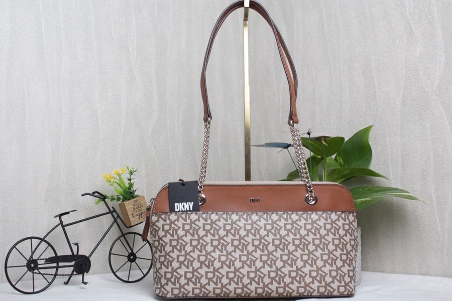 حقيبة DKNY