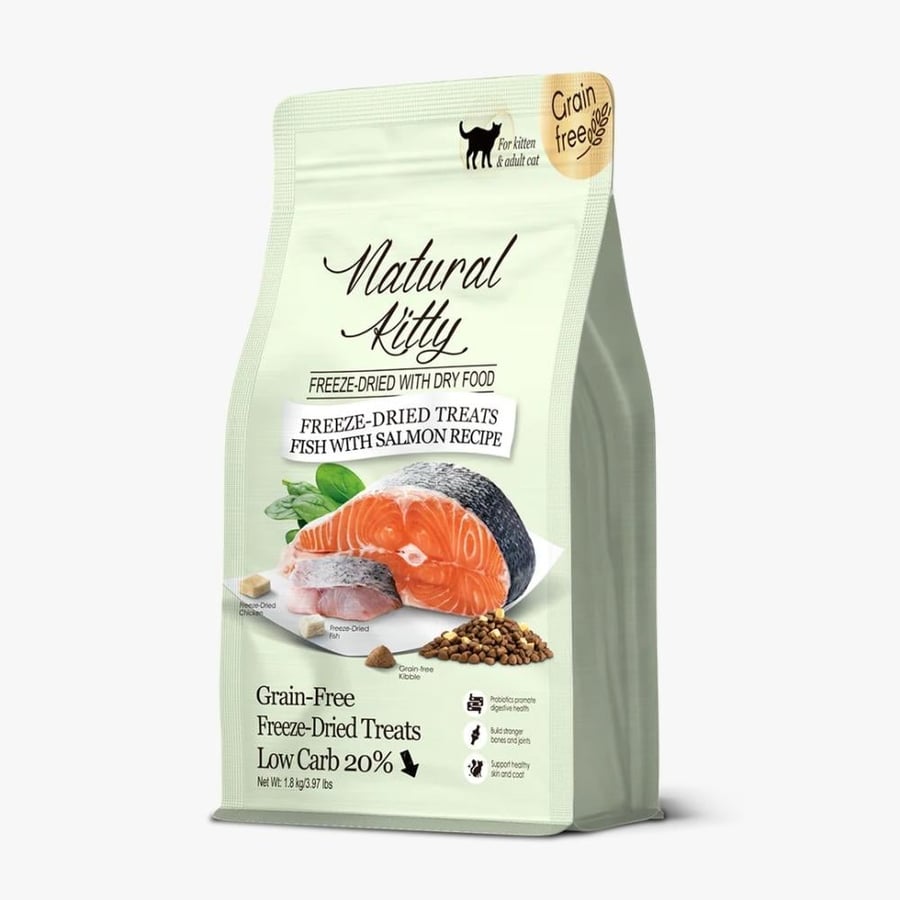 ناتشرال كيتي - Natural Kitty - طعام جاف صحي بالسلمون مع قطع سمك و دجاج مجفف بالتبريد للقطط بجميع الاعمار 1.8 كيلو