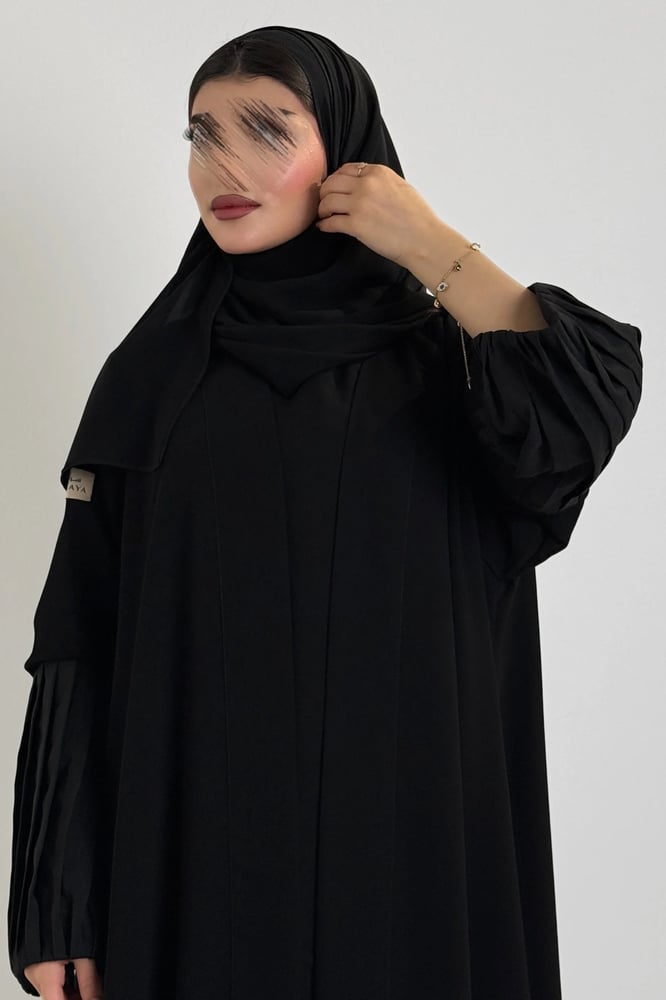 كريب أسود مع حركات في اليد   (تصميم يدوي)