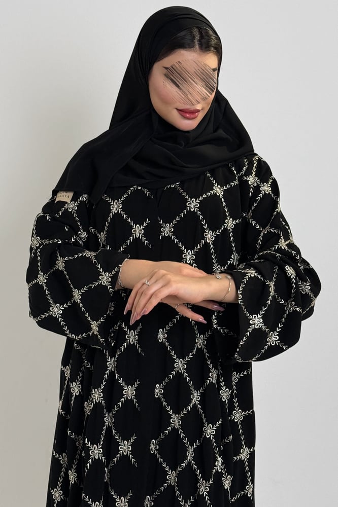 عباية كريب ملكي فخم مع تطريز