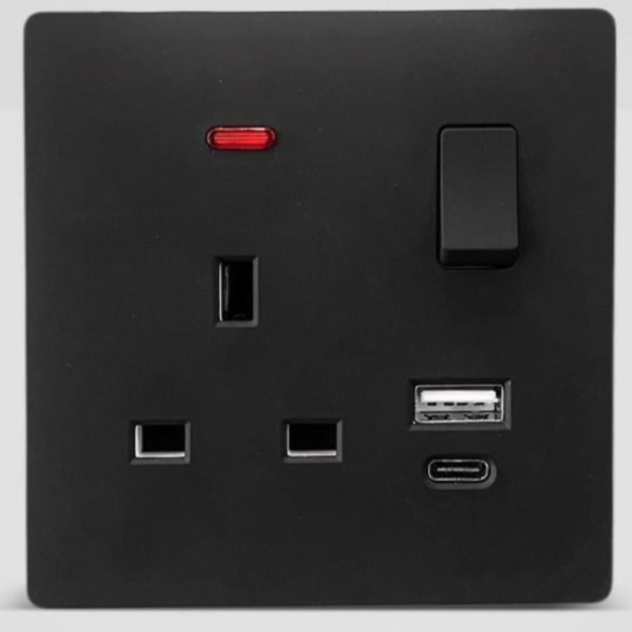فيش مفرد أسود مطفي 13 أمبير مع مفتاح وشاحن USB وType-C مقاس 7 × 7 سم