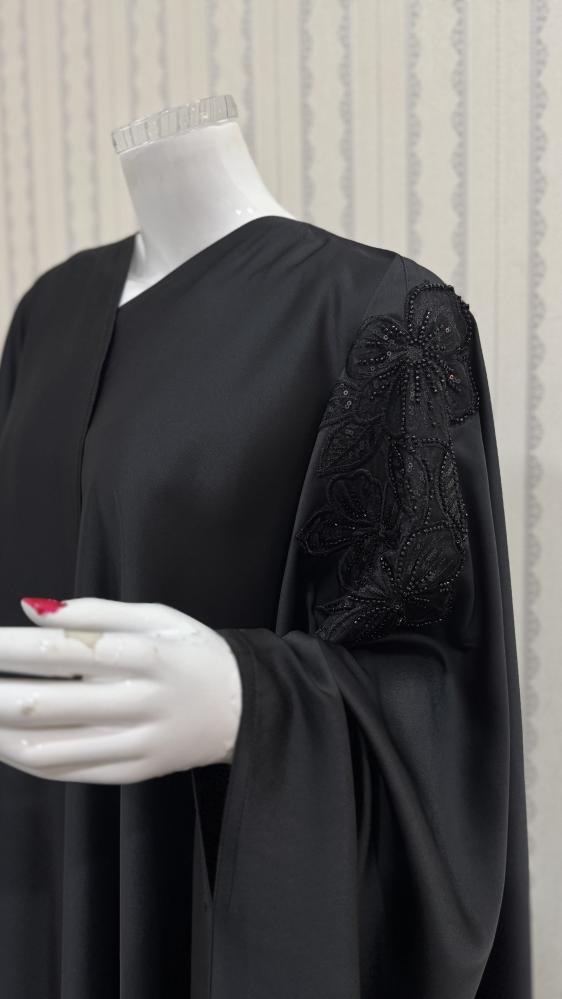 عباية(رقم ٣٥)بشت بقصت فراشة بقماش تفته حرير لمعة وسط