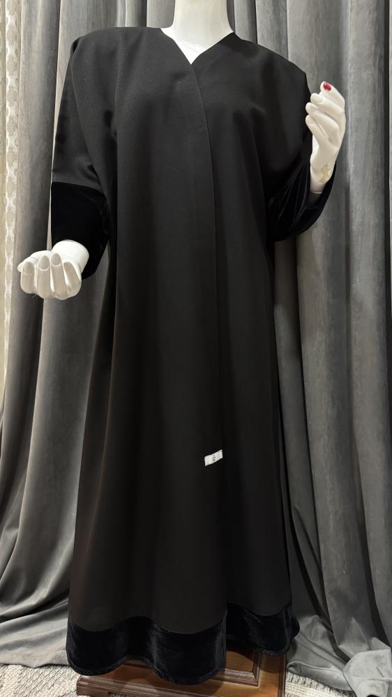 عباية رقم ٥٦ مخمل بالاكمام واسفل العباية قماش ميني ميت راكز