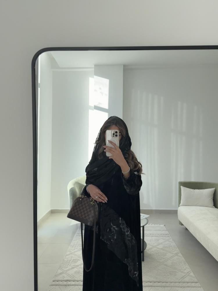 Isle abaya with velvet fabric and a semi-wide cut